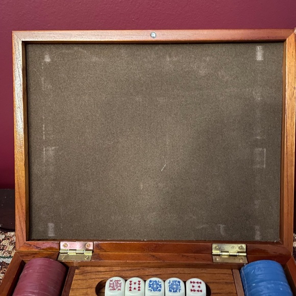 Poker Set in Wood Case Box - Picture 4 of 8